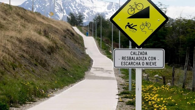 Ushuaia: colocan cartelería informativa en la nueva bicisenda Pensar Malvinas