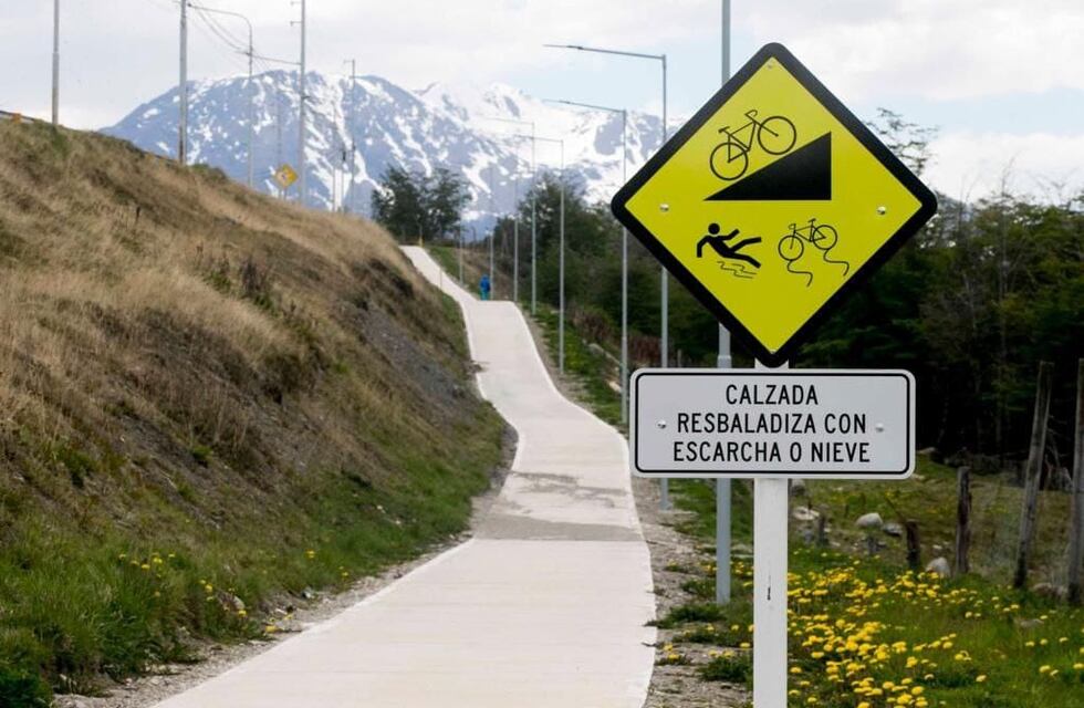 Ushuaia: colocan cartelería informativa en la nueva bicisenda Pensar Malvinas
