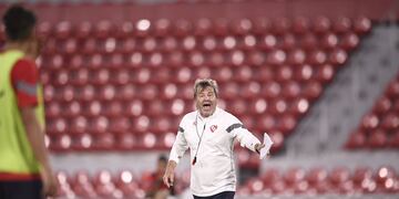 Ricardo Zielinski, DT de Independiente, en medio de una práctica. (Prensa CAI).