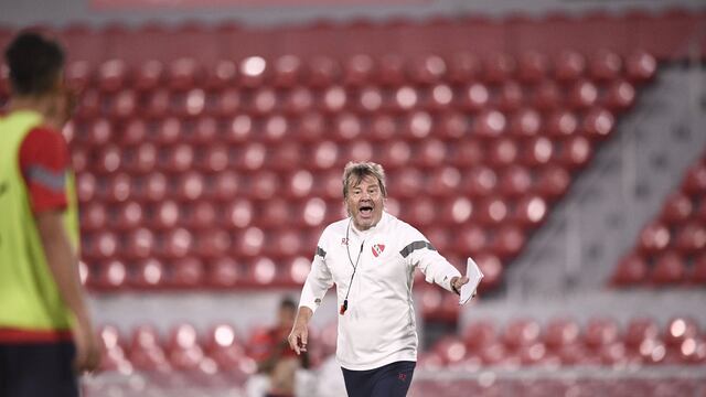Ricardo Zielinski, DT de Independiente, en medio de una práctica. (Prensa CAI).