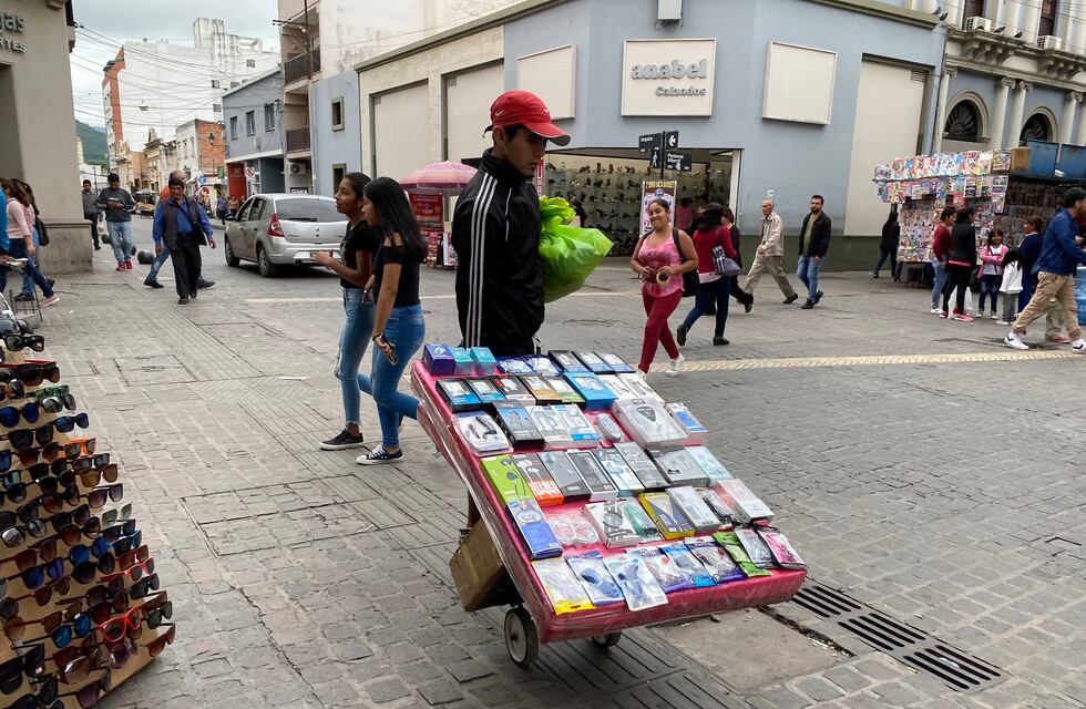Comerciantes salteños piden que regresen las vallas para evitar la venta ambulante