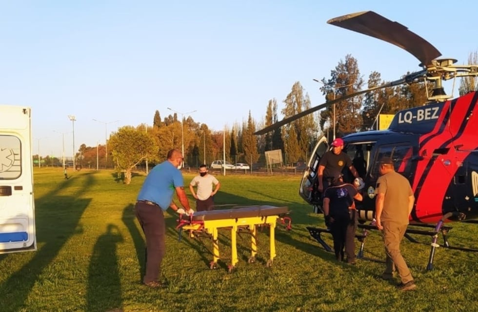 Rescataron con el helicóptero de la policia a una mujer que se accidentó en el Cerro Arco