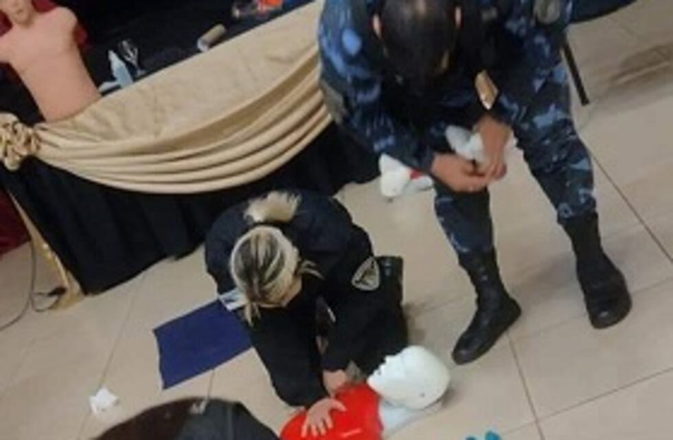Bomberos, agentes de salud y efectivos policiales recibieron capacitación en RCP