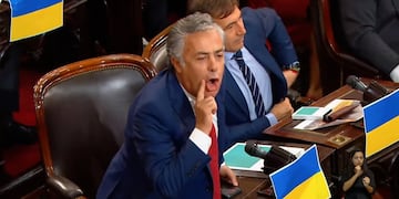 El senador Alfredo Cornejo se cruzó con el Presidente a los gritos y señalándolo con el dedo.