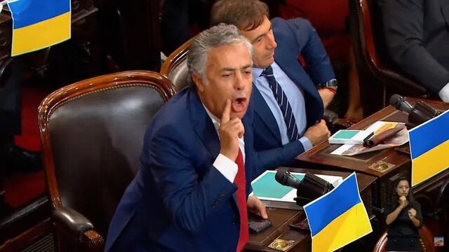 El senador Alfredo Cornejo se cruzó con el Presidente a los gritos y señalándolo con el dedo.
