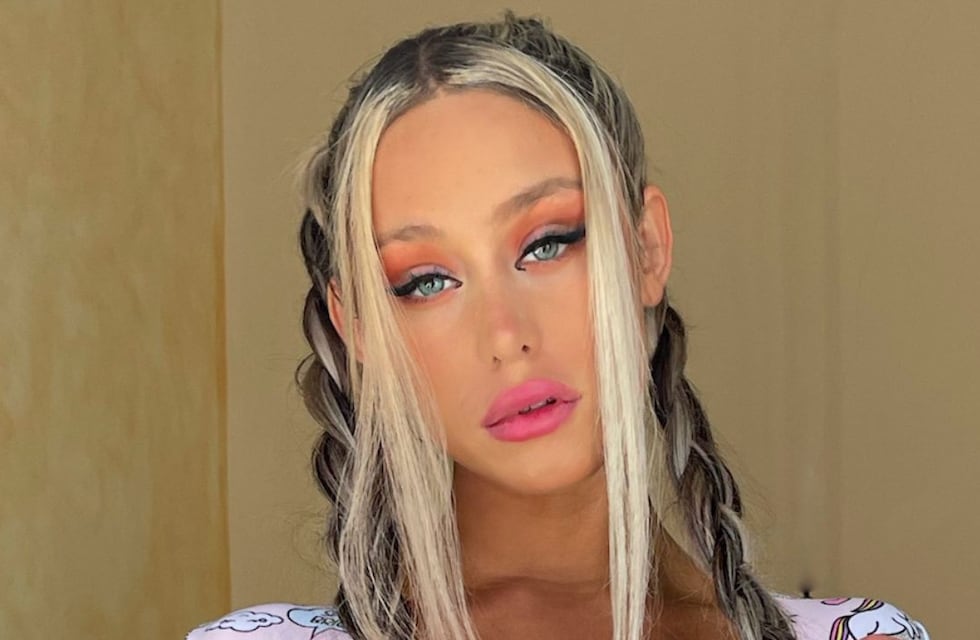 Agustina Añón posó arrodillada y de espaldas con la lencería neón más diminuta