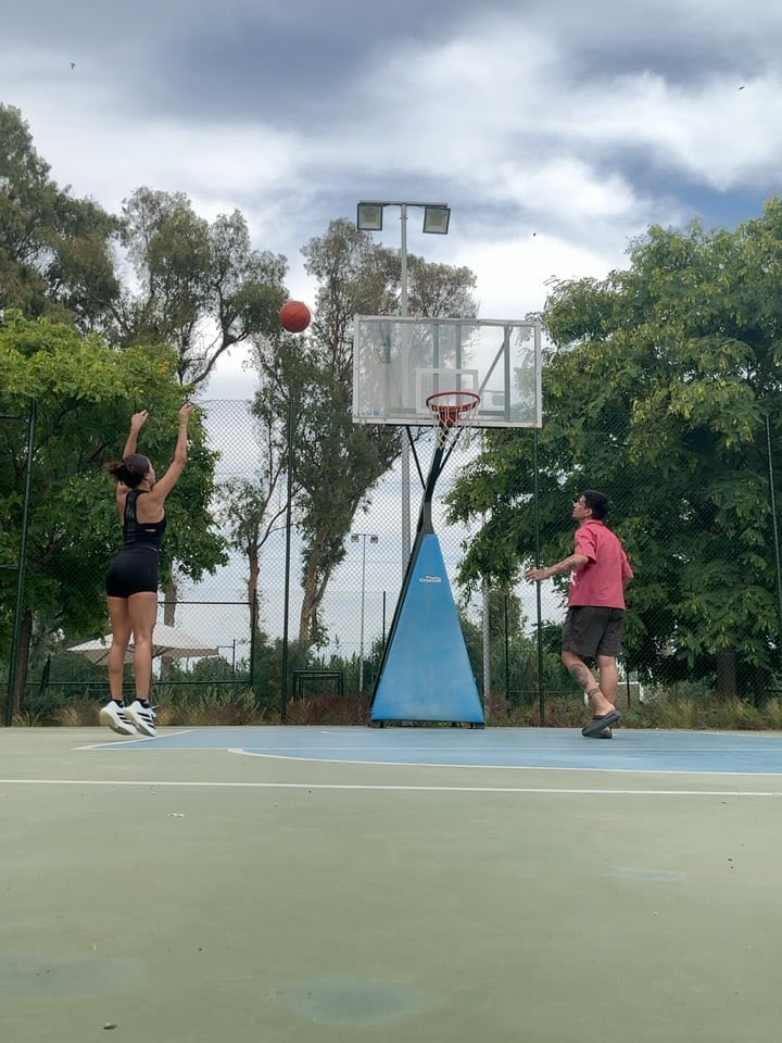 La pareja jugó al básquet.