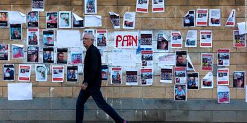 Carteles con los rostros y nombres de algunos de los rehenes que tiene Hamás.