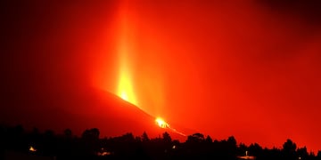 ID:6569713 Lava flows from a volcano on the Canary island of La Palma, Spain on Sunday Sept. 26, 2021. A massive cloud of ash prevented flights in and out of the Spanish island of La Palma on Sunday as molten rock continued to be flung high into the air from an erupting volcano. (AP Photo/Daniel Roca)
