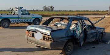 Este auto en mal estado circulaba por la ciudad