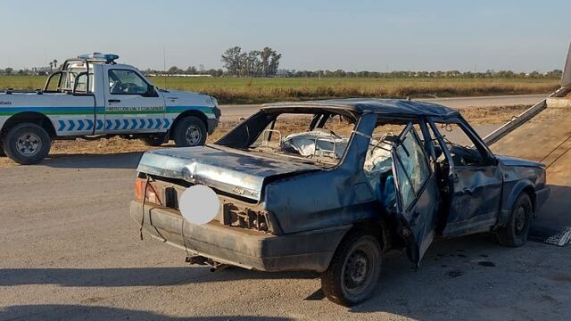 Este auto en mal estado circulaba por la ciudad