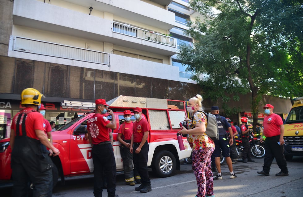 Bomberos rescataron a cuatro mascotas de un departamento que se incendiaba en Córdoba