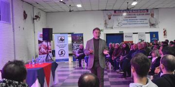 Rubén Magnano disertó en el Club San Jorge Brinkmann