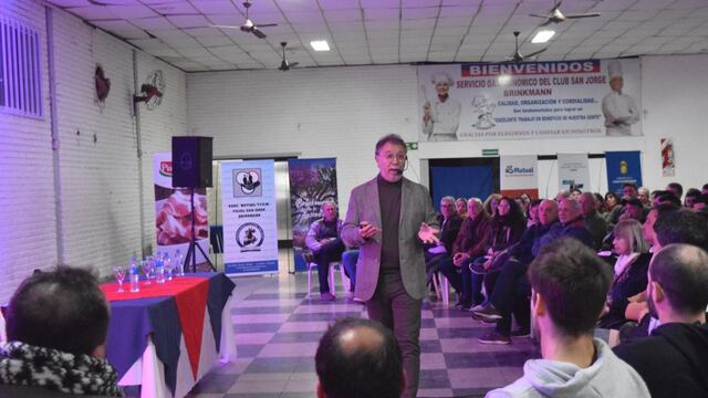 Rubén Magnano disertó en el Club San Jorge Brinkmann