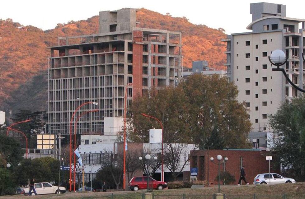 Carlos Paz suspendió las grandes construcciones y busca fortalecer la mano de obra y el comercio local