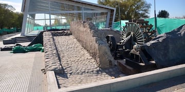 Instalaron una noria para recrear la generación eléctrica de la antigua usina.