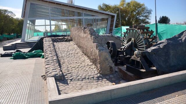 Instalaron una noria para recrear la generación eléctrica de la antigua usina.