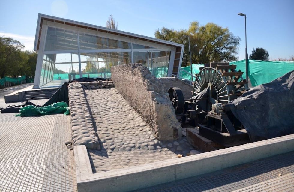 Sitio histórico: instalan una noria para recrear la producción de energía en la antigua usina en el paseo Rawson