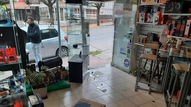 Centro de La Falda. Delincuentes robaron un comercio de computación.