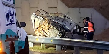 Un auto quedó destruido en avenida Circunvalación de Córdoba. (Policía)