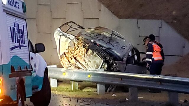 Un auto quedó destruido en avenida Circunvalación de Córdoba. (Policía)