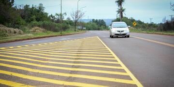 Ejecutan tareas de señalización en rutas provinciales de la zona Centro.
