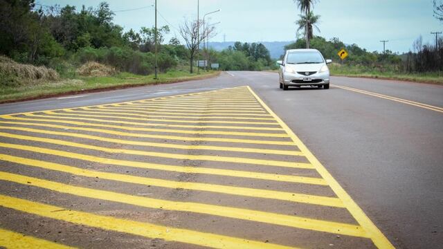 Ejecutan tareas de señalización en rutas provinciales de la zona Centro.