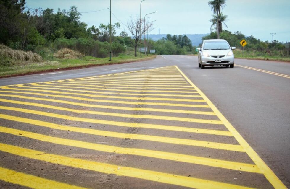 Ejecutan tareas de señalización en rutas provinciales de la zona Centro