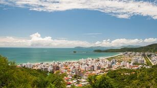 La familia se fue de vacaciones a Brasil con un par de bebidas escondidas que no fueron vistas por Migraciones.