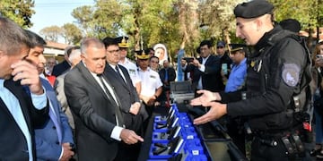 El gobernador Osvaldo Jaldo presidió un acto en la jefatura de Policía para entregar insumos, armamento y elementos de protección balística a la fuerza de seguridad y el Servicio Penitenciario.