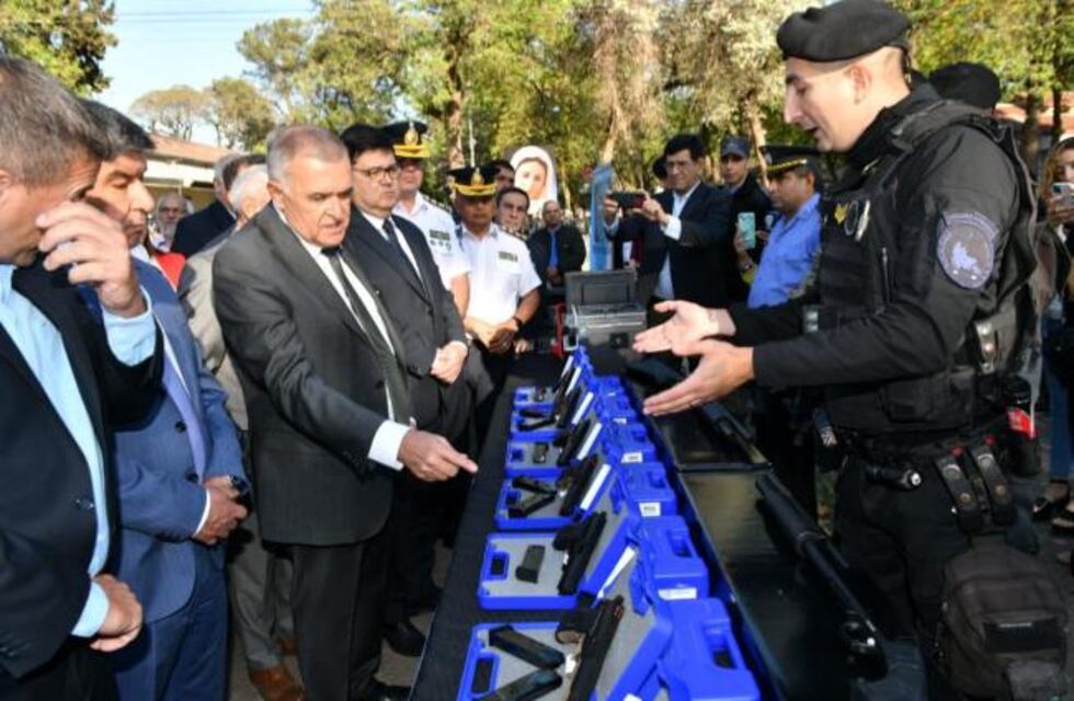 Fortaleciendo la seguridad: Jaldo entregó equipamiento a policías y penitenciarios