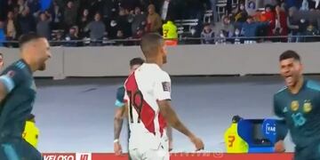 El Cuti Romero, junto a Otamendi, se le fueron encima al peruano Yotún cuando marró el penal (Captura de TV).