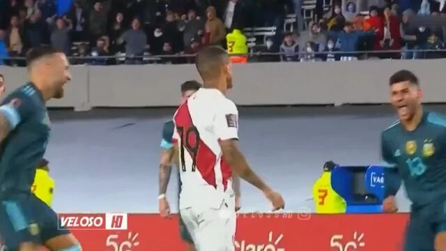 El Cuti Romero, junto a Otamendi, se le fueron encima al peruano Yotún cuando marró el penal (Captura de TV).