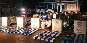 Secuestran millonario cargamento de cigarrillos de contrabando en Puerto Libertad.