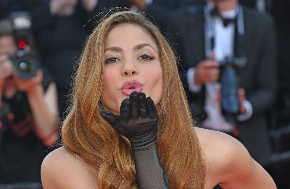 Shakira desfiló por primera vez en el festival de Cannes y se llevó cientos de halagos por su vestido negro