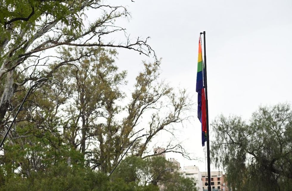 Hicieron una denuncia y volvieron a izar la bandera de la diversidad