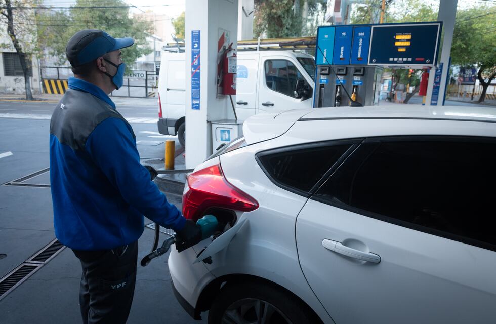 Aumentos: en nueve meses la nafta subió más que la inflación, el dólar y la soja