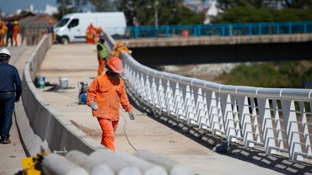Así avanzan las obras en el Puente Sargento Cabral.
