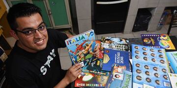 Maximiliano Algañaraz colecciona figuritas de los mundiales de fútbol. 
Foto José Gutierrez / Los Andes