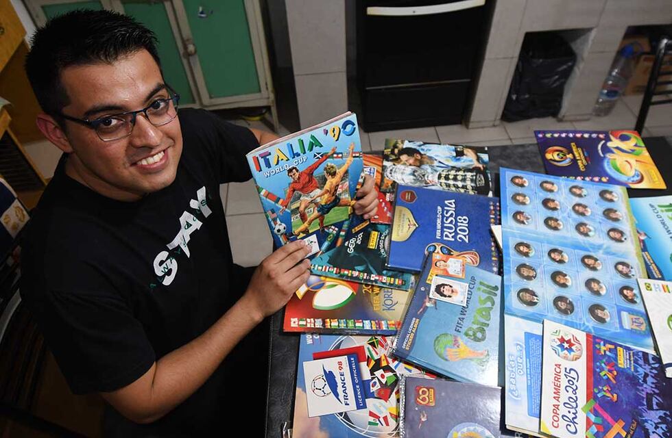 Álbum de figuritas: un mendocino tiene las colecciones de ocho mundiales