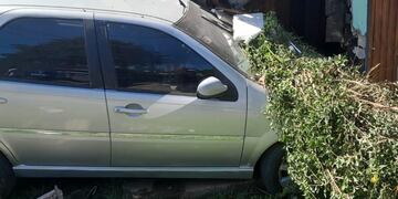 Perdió el control de su auto y se estrelló contra una vivienda en Córdoba.