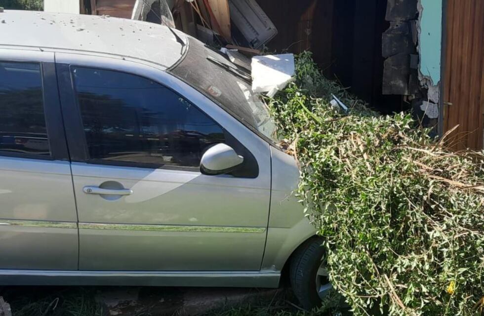 Un adolescente de 18 años perdió el control de su auto y destruyó una vivienda en Córdoba