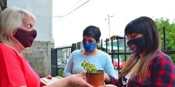 Personal de la Municipalidad, PAMI y ANSES entregaron un presente a los adultos mayores