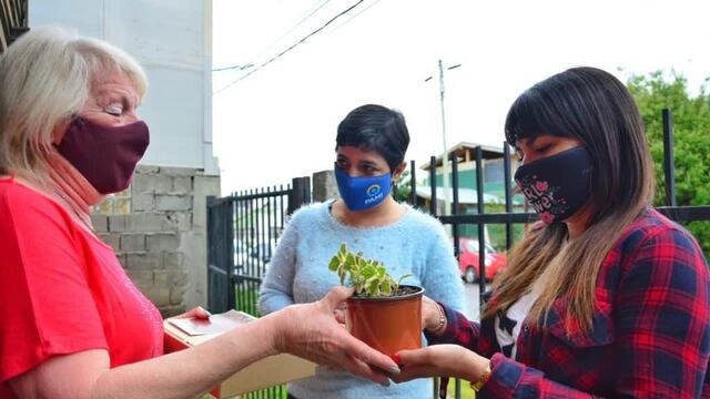 Personal de la Municipalidad, PAMI y ANSES entregaron un presente a los adultos mayores