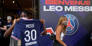 Los fanáticos del PSG se amontonaron para comprar la camiseta de Messi.