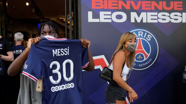 Los fanáticos del PSG se amontonaron para comprar la camiseta de Messi.
