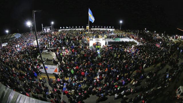 El Intendente Pérez acompañó a los Veteranos durante la Vigilia del 2 de abril.