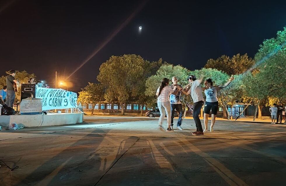 Festival por el agua potable en Pérez: los vecinos del barrio Cabín 9 quieren ser escuchados