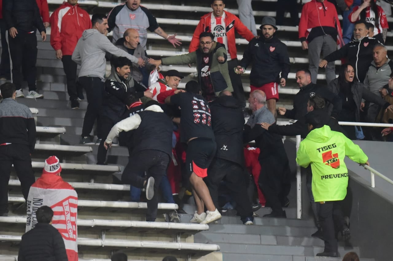 Disturbios entre la hinchada de Instituto al final del partido.