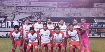 Teté pone en escena la misma formación. Espera por Sills...